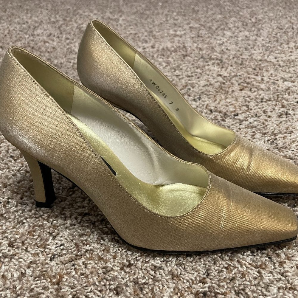 Stuart Weitzman Vintage Gold Heels / Pumps